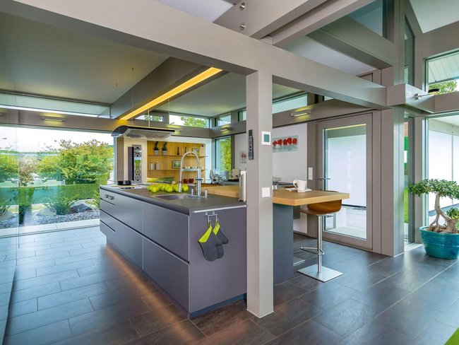Stylische Küche in einem modernen Fachwerkhaus mit Aussicht