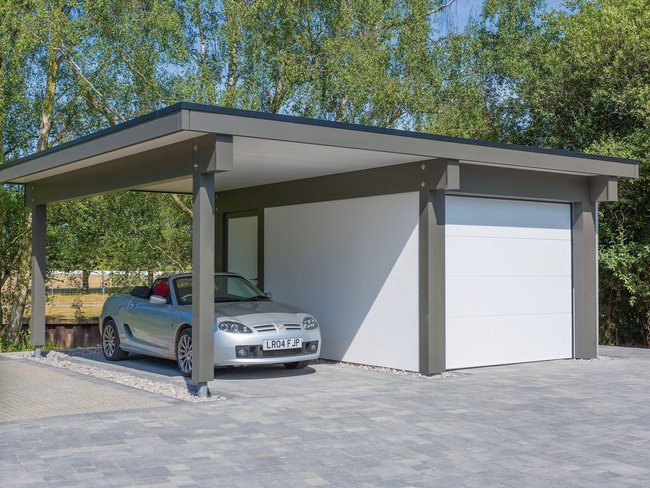 Elegante Garage mit einem silbernen Sportwagen und Pflanzen im Hintergrund
