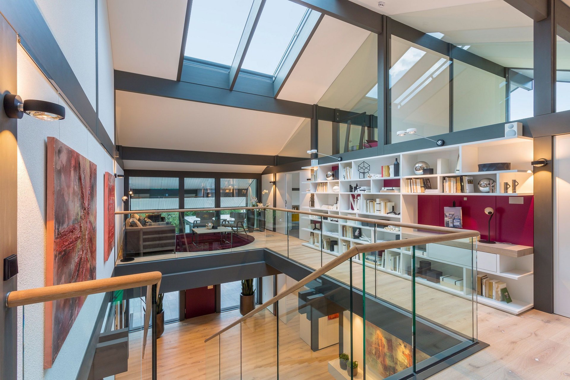 Innenansicht eines modernen Wohnraums mit großflächigen Fenstern und Regalen