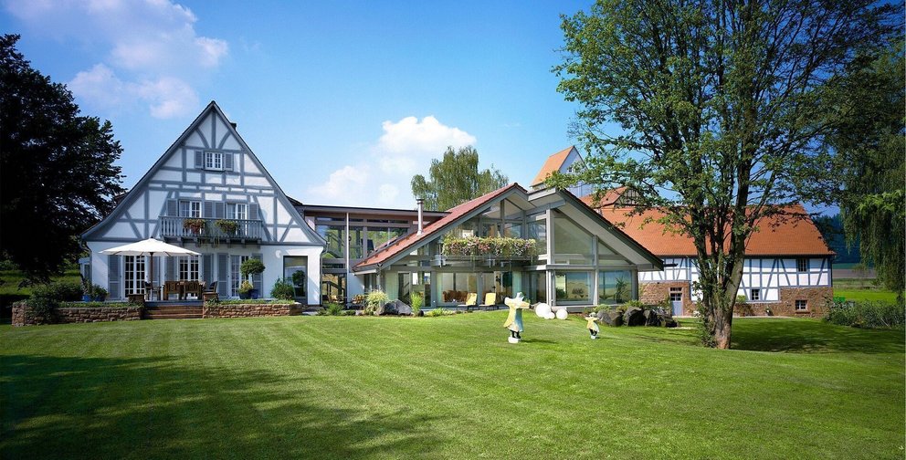 Ein schönes Landhaus mit großem Garten und blauen Himmel