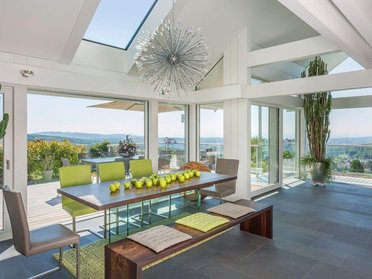 Moderne Wohnlandschaft mit Blick, Tisch und stilvollem Lichtdesign