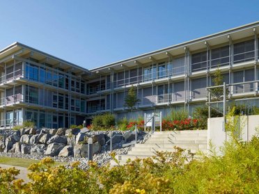 Ansicht des Bürogebäudes HUF mit Pflanzen und Treppen