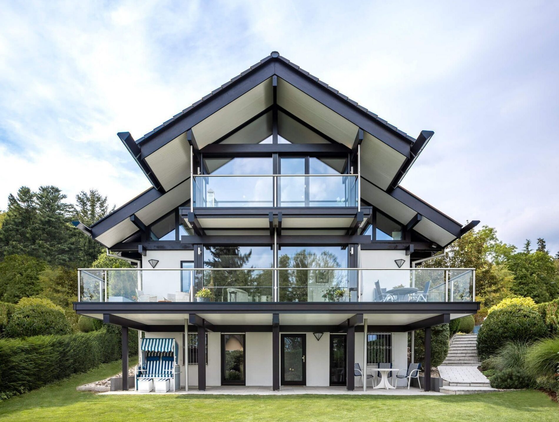 Moderne Architektur des Huf Hauses mit Glasfront und Balkon