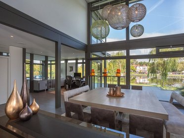 Elegante Innenansicht mit Tisch und Blick auf den See