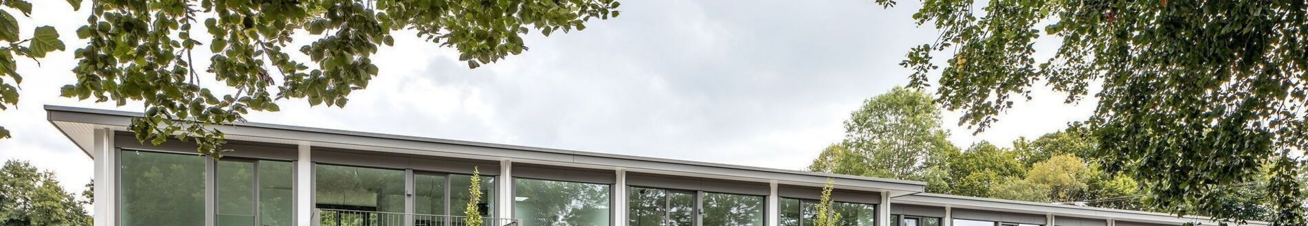 Moderne Fertighäuser in Hybridbauweise Fertighäuser mit großen Glasflächen und moderner Architektur