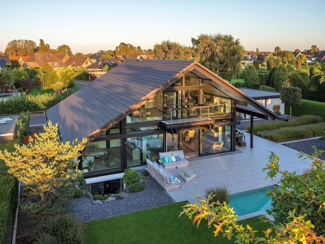 Transparente Fachwerkhaus mit Garten und Panorama Modernes Haus aus Holz und Glas mit Garten und Bachlauf