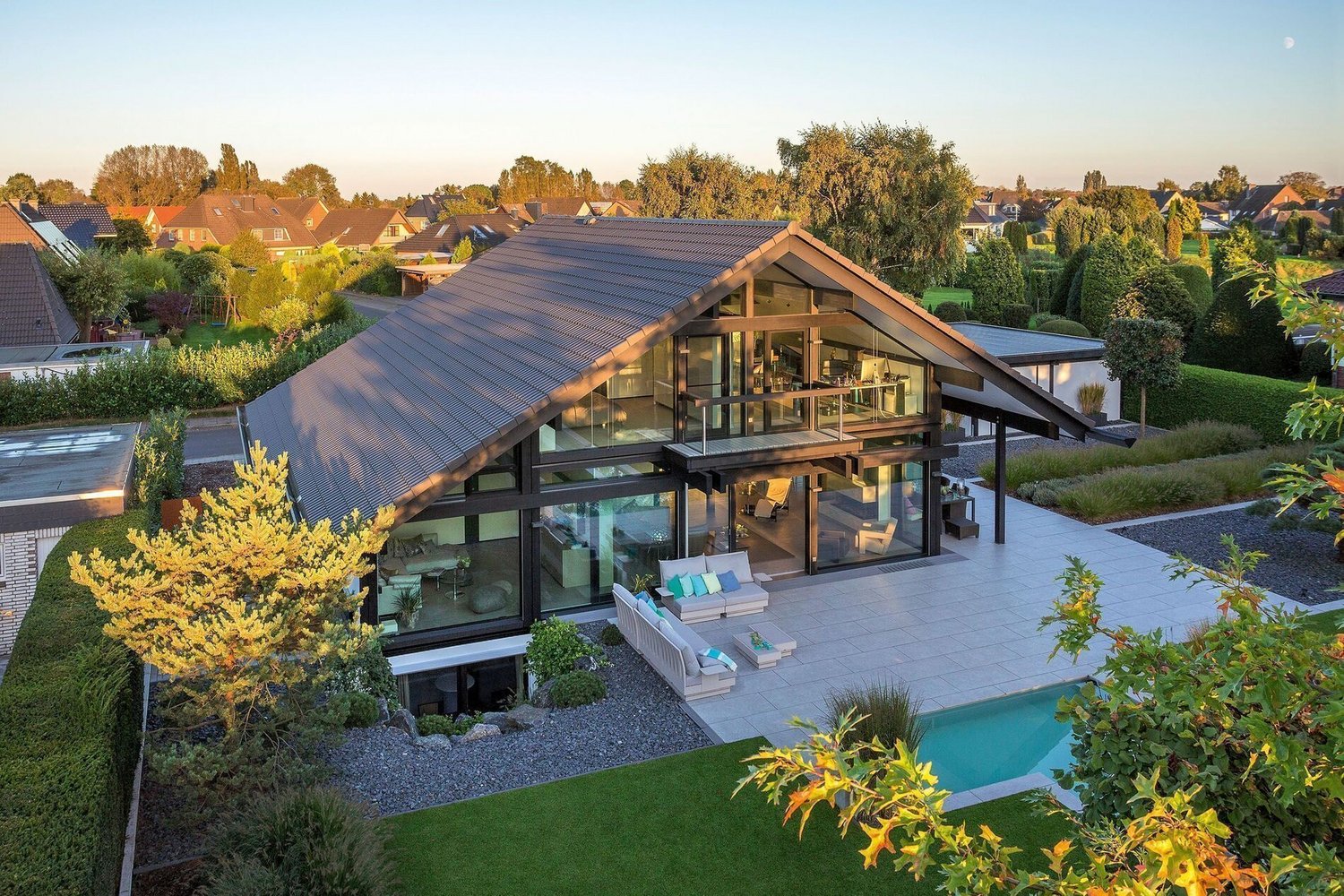 Modernes Haus aus Holz und Glas mit Garten und Bachlauf