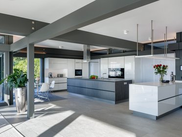 Moderne Küche im HUF HAUS mit Flachdach und viel Licht