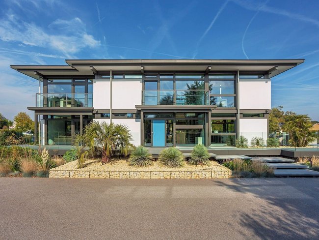 Moderne Architektur eines Luxushauses mit Glasfront und Flachdach