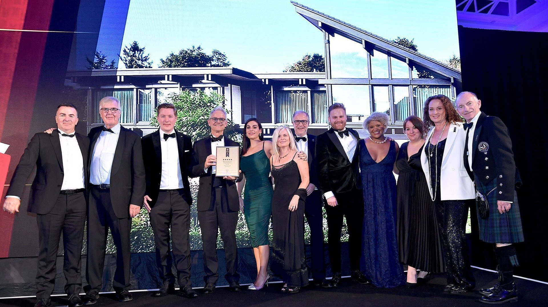 Ein Team posiert stolz mit einem Preis bei einer Veranstaltung