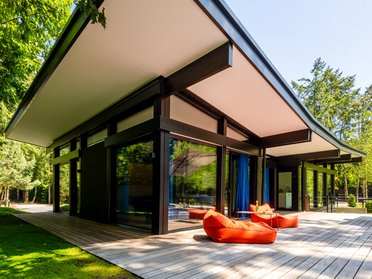 Moderne Architektur eines HUF Bungalows HUF Bungalow mit modernem Design und einer großen Terrasse