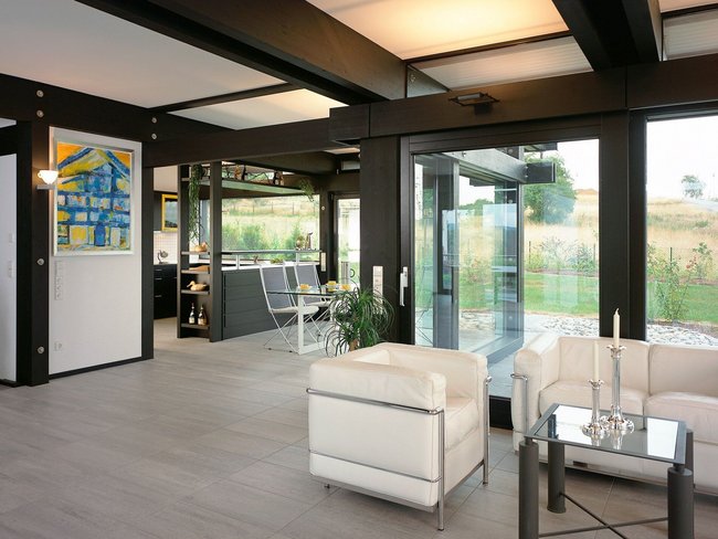 Modernes Wohnambiente mit minimalistischer Einrichtung Helles Wohnzimmer mit einem stilvollen Design und großen Fenstern