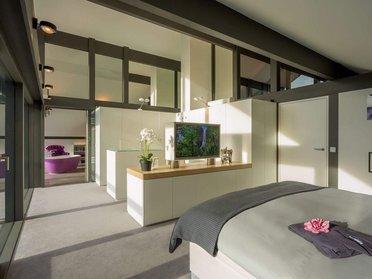 Lichtdurchflutetes Schlafzimmer in modernem Design mit Holz und Glas