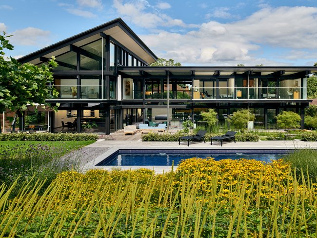 HUF Haus mit lichtdurchfluteten Räumen und Swimmingpool