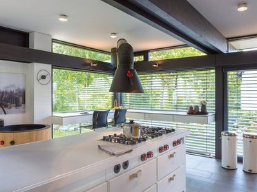 Modernes Familienhaus mit ausgewählten Möbeln und Designklassikern